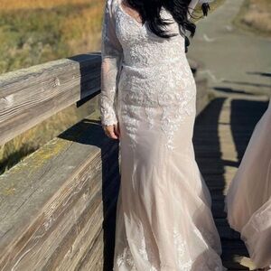 Elegant Long-Sleeve White Lace Bridal Gown
